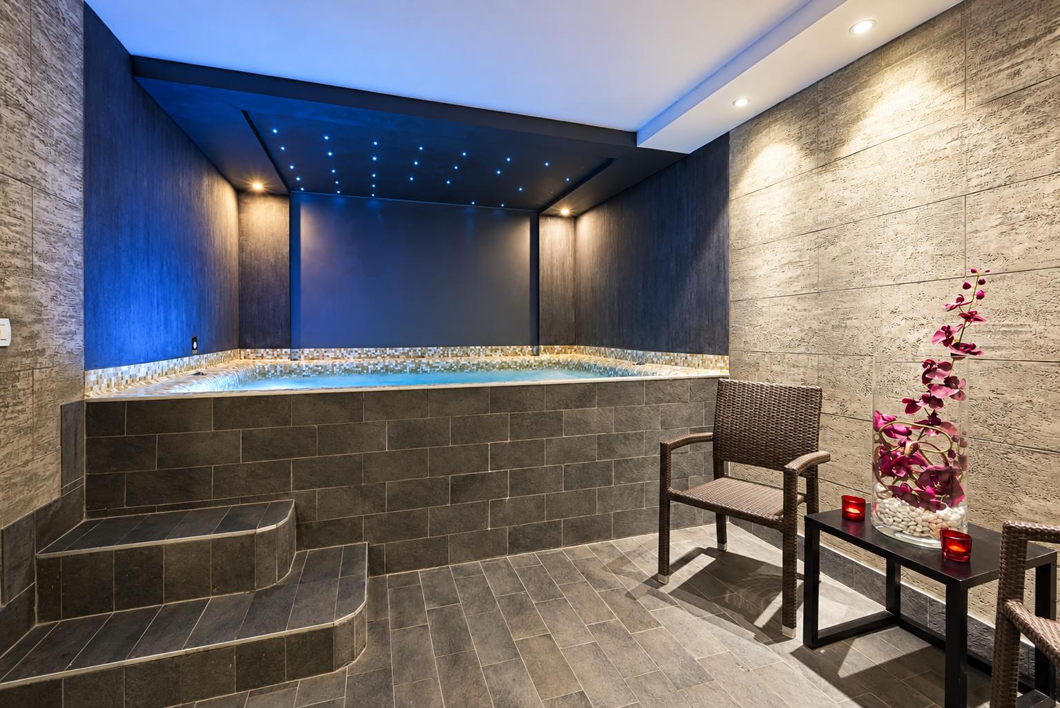 Jacuzzi at Shapoorji Pallonji BKC 9, Bandra East